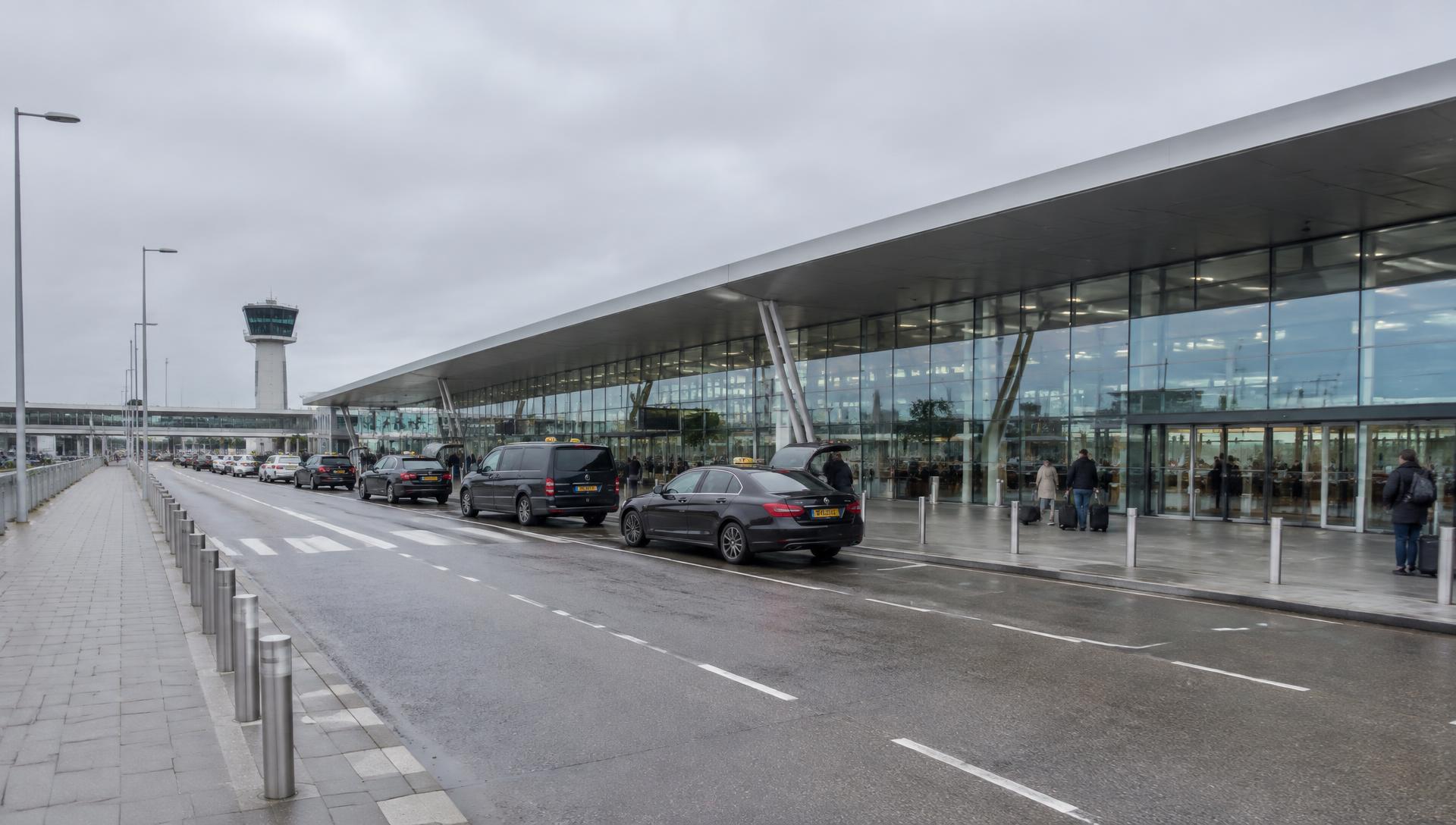 Illustratie: taxi bij een luchthaventerminal (geen foto van deze luchthaven)