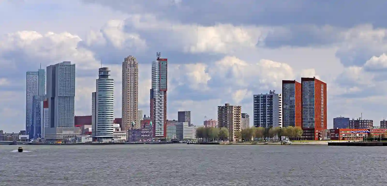 De Kop van Zuid en de skyline van Rotterdam